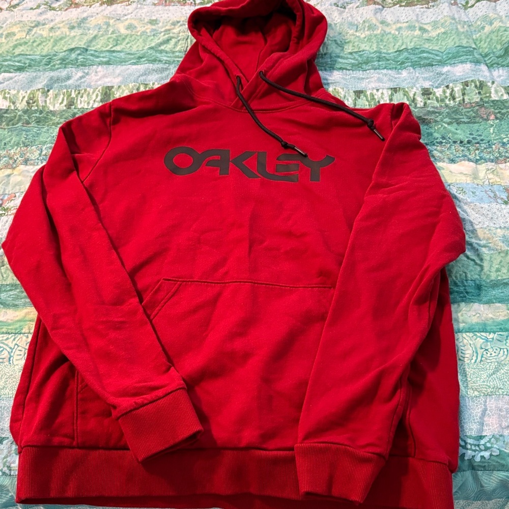 Men’s Oakley Burgundy Hoodie
Large, never worn